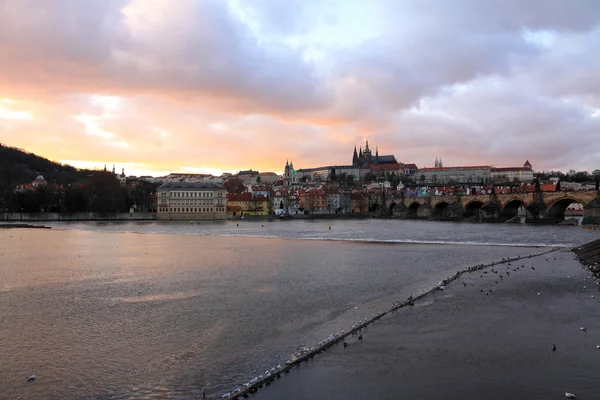 查理大桥日落之后，捷克共和国布拉格哥特式城堡 — 图库照片