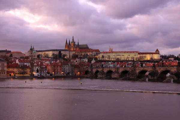 Castillo gótico de Praga con el puente de Carlos después de la puesta del sol, República Checa — Foto de Stock