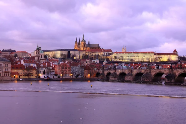 Gotický hrad Pražský Karlův most po západu slunce, Česká republika — Stock fotografie