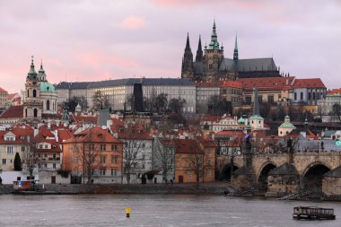 Gotik Prag Kalesi ile charles bridge sonra günbatımı, Çek Cumhuriyeti