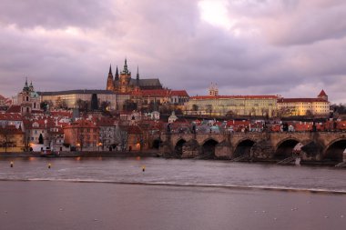 Gotik Prag Kalesi ile charles bridge sonra günbatımı, Çek Cumhuriyeti