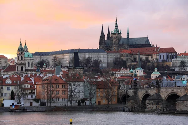 查理大桥日落之后，捷克共和国布拉格哥特式城堡 — 图库照片