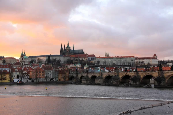 Château gothique de Prague avec pont Charles après le coucher du soleil, République tchèque — Photo