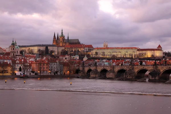 Praag gotische burcht met charles bridge na zonsondergang, Tsjechië — Stockfoto