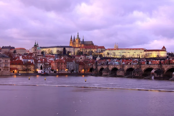 Château gothique de Prague avec pont Charles après le coucher du soleil, République tchèque — Photo