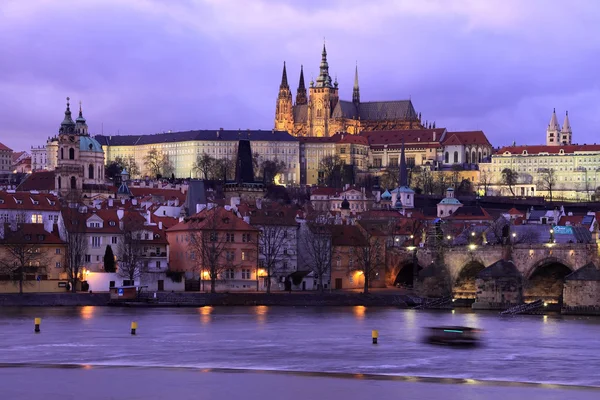 Castelo gótico de Praga com Ponte Charles após o pôr-do-sol, República Checa — Fotografia de Stock