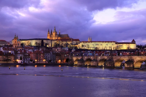 Prager gotische Burg mit Karlsbrücke nach Sonnenuntergang, Tschechische Republik — Stockfoto