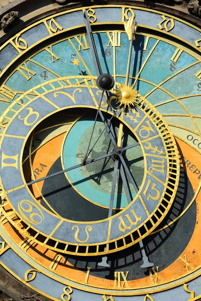Détail de l'horloge astronomique médiévale historique à Prague sur la vieille mairie, République tchèque — Photo