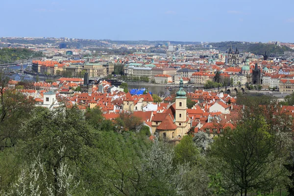 Blick auf die Frühlingsstadt Prag, Tschechische Republik — Stockfoto