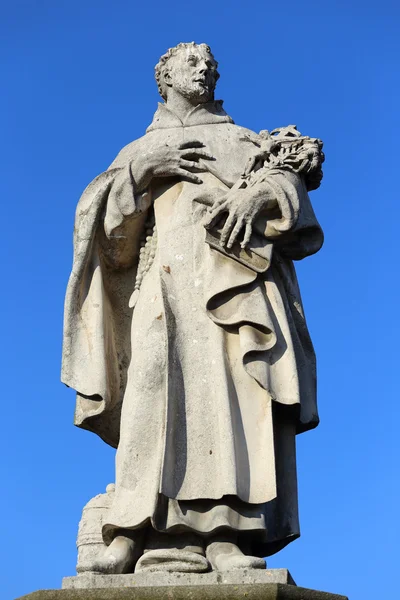 Die barocke Statue auf der Karlsbrücke, Prag, Tschechische Republik — Stockfoto