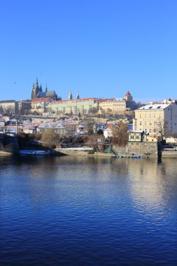 Karlı Prag Gotik Castle yukarıda Nehri Vltava, Çek Cumhuriyeti