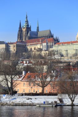 Karlı Prag Gotik Castle yukarıda Nehri Vltava, Çek Cumhuriyeti