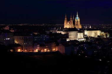 Renkli gece Prag ile Gotik Castle, Çek Cumhuriyeti