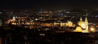 Gece Prag şehir ile Aziz Nicholas Katedrali, Çek Cumhuriyeti