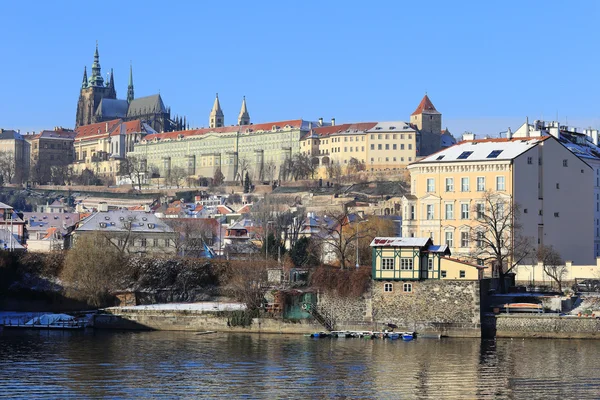 Château gothique enneigé de Prague au-dessus de la rivière Vltava, République tchèque — Photo