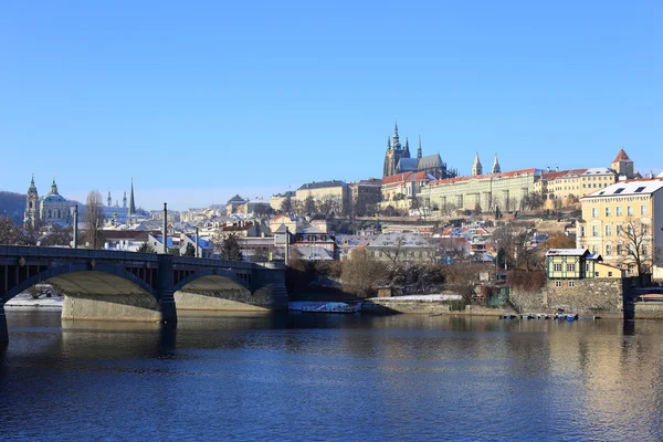 Castelo gótico de Praga nevado acima do rio Vltava, República Checa — Fotografia de Stock