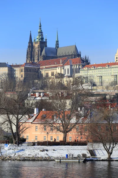 Snowy Praga gotycki zamek nad rzeką Wełtawą, Republika Czeska — Zdjęcie stockowe