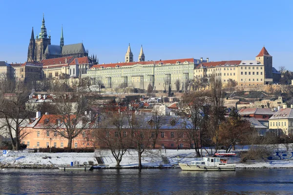 Castillo gótico nevado de Praga sobre el río Moldava, República Checa — Foto de Stock