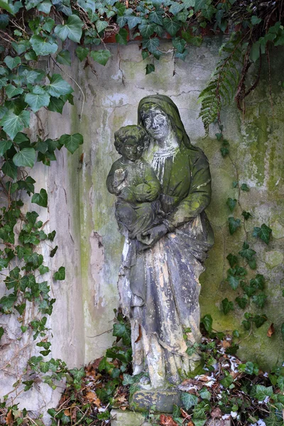 Historische Skulptur auf dem alten Prager Friedhof, Tschechische Republik — Stockfoto