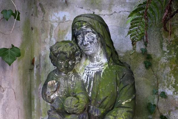 Историческая скульптура на старом Пражском кладбище, Чехия — стоковое фото
