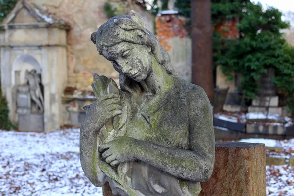 Tarihi heykel üzerinde eski Prag mezarlığı, Çek Cumhuriyeti — Stok fotoğraf