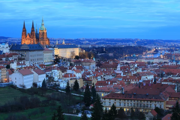 Kleurrijke nacht Praag met gotische Castle, Tsjechië — Stockfoto
