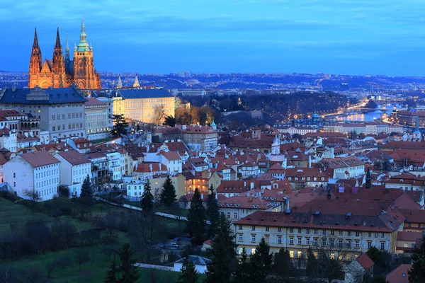 Kleurrijke nacht Praag met gotische Castle, Tsjechië — Stockfoto