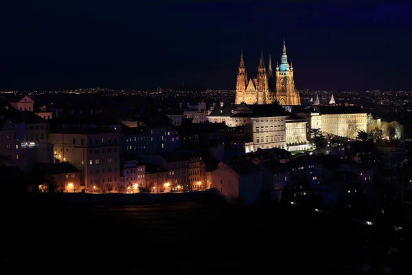 Kleurrijke nacht Praag met gotische Castle, Tsjechië — Stockfoto