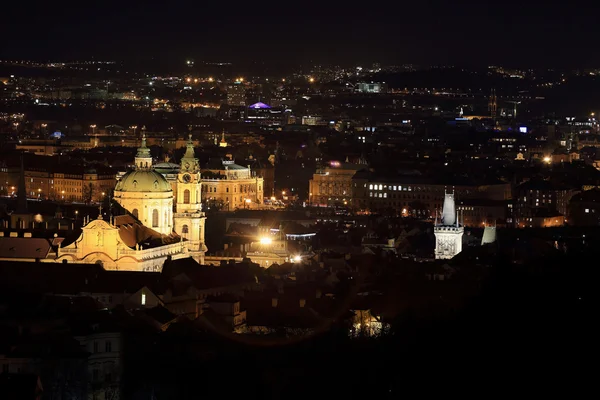 Noche Praga Ciudad con Catedral de San Nicolás, República Checa — Foto de Stock