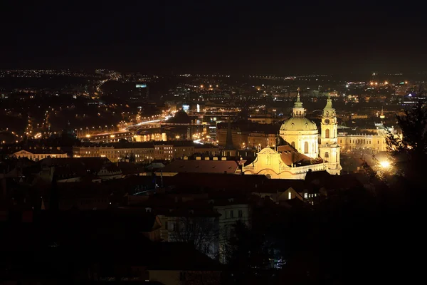 Night Prague City med St. Nicholas' katedral, Tjeckien — Stockfoto