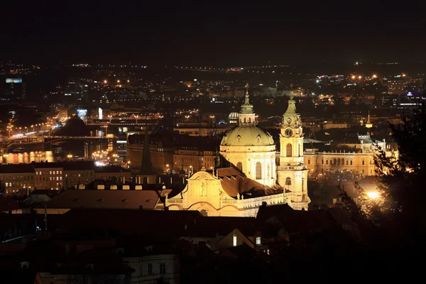 Nachtprager Stadt mit Nikolaikathedrale, Tschechische Republik — Stockfoto