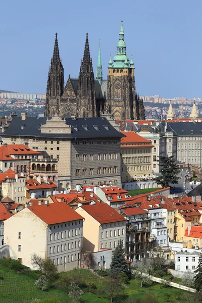 Vista sobre a primavera Praga com castelo gótico, natureza verde e árvores floridas, República Checa — Fotografia de Stock