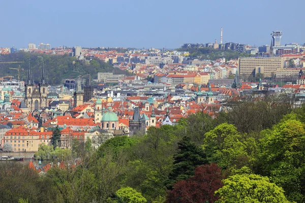 Kijk op de lente Prague City met de groene natuur en bloeiende bomen, Tsjechië — Stockfoto