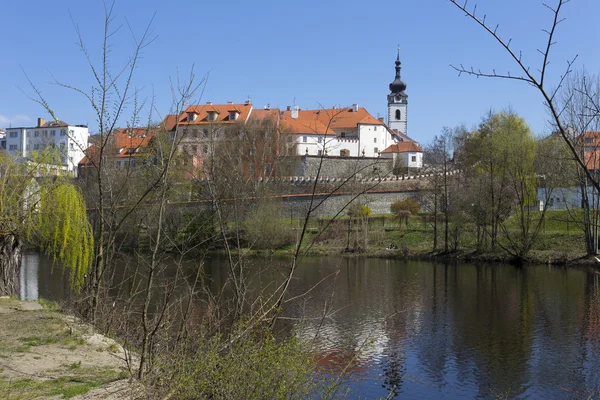 春の川 Otava、チェコ共和国の上の中世の町エリア — ストック写真