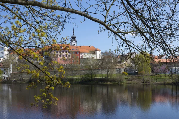 Spring ville médiévale Pisek au-dessus de la rivière Otava, République tchèque — Photo
