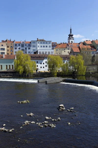 Primavera ciudad medieval Pisek sobre el río Otava, República Checa — Foto de Stock