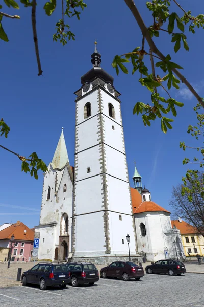 Κοσμητεία εκκλησία με το γαλάζιο του ουρανού στην μεσαιωνική πόλη Pisek, Δημοκρατία της Τσεχίας — Φωτογραφία Αρχείου