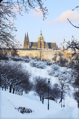 Romantik karlı Prag Gotik Castle yukarıda Nehri Vltava, Çek Cumhuriyeti