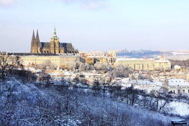 Romantik karlı Prag Gotik Castle yukarıda Nehri Vltava, Çek Cumhuriyeti