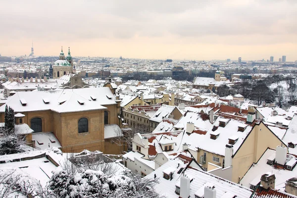 Romántica Praga nevada con la Catedral de San Nicolás, República Checa —  Fotos de Stock