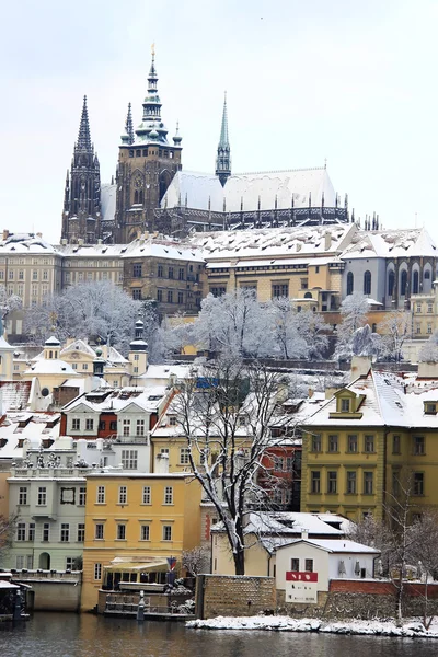 Romantyczny snowy Praga gotycki zamek nad rzeką Wełtawą, Republika Czeska — Zdjęcie stockowe