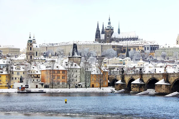 Verschneite Prager gotische Burg mit Karlsbrücke, Tschechische Republik — Stockfoto