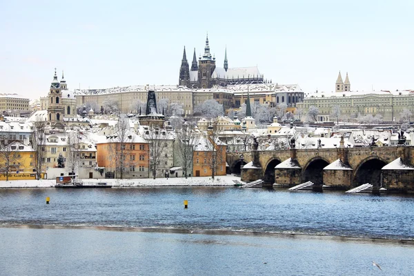 Snowy Praga gotycki zamek z mostu Karola, Republika Czeska — Zdjęcie stockowe