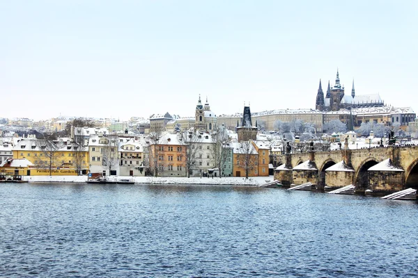 Castillo gótico de Praga nevado con puente de Carlos, República Checa —  Fotos de Stock