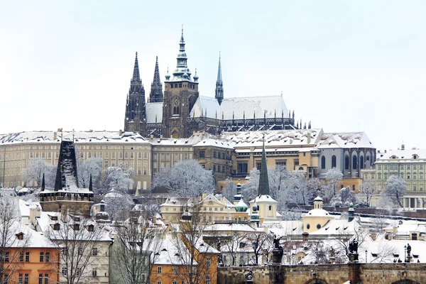 Romantyczny snowy Praga gotycki zamek nad rzeką Wełtawą, Republika Czeska — Zdjęcie stockowe