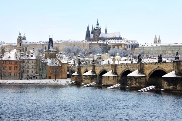 Snowy Praga gotycki zamek z mostu Karola, Republika Czeska — Zdjęcie stockowe