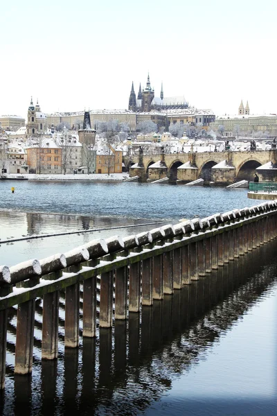 Snowy Praga gotycki zamek z mostu Karola, Republika Czeska — Zdjęcie stockowe