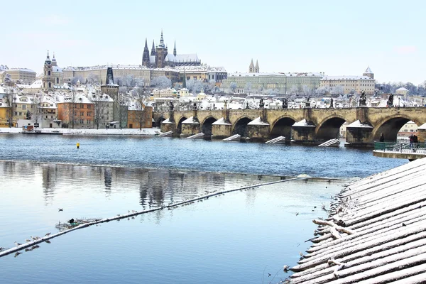 Snöiga gotiska Pragborgen med charles bridge, Tjeckien — Stockfoto