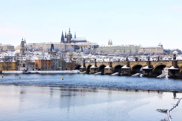 Snowy Praga gotycki zamek z mostu Karola, Republika Czeska — Zdjęcie stockowe