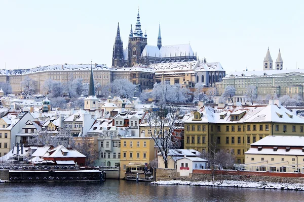 Romantyczny snowy Praga gotycki zamek nad rzeką Wełtawą, Republika Czeska — Zdjęcie stockowe